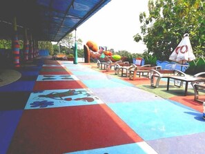 Outdoor dining - Royal Caravan Hotel and Outbond (Trawas)