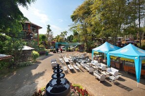 Outdoor dining - Royal Caravan Hotel and Outbond (Trawas)
