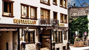 A restaurant with a traditional facade, a balcony, and a sign indicating it is a hotel. - Woertz Schlosschen Zur Weinsteige (Stuttgart)