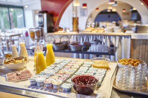 Un buffet de petit-déjeuner proposant une variété d'aliments et de boissons.