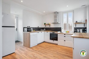 Fridge, microwave, oven, stovetop - Gîtes de France - En Amont D'Etretat (LES LOGES)