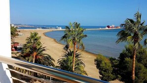 A beach view with palm trees and a clear sky. - Relais Du Silence Miami Mar (Sant Carles de la Rapita)