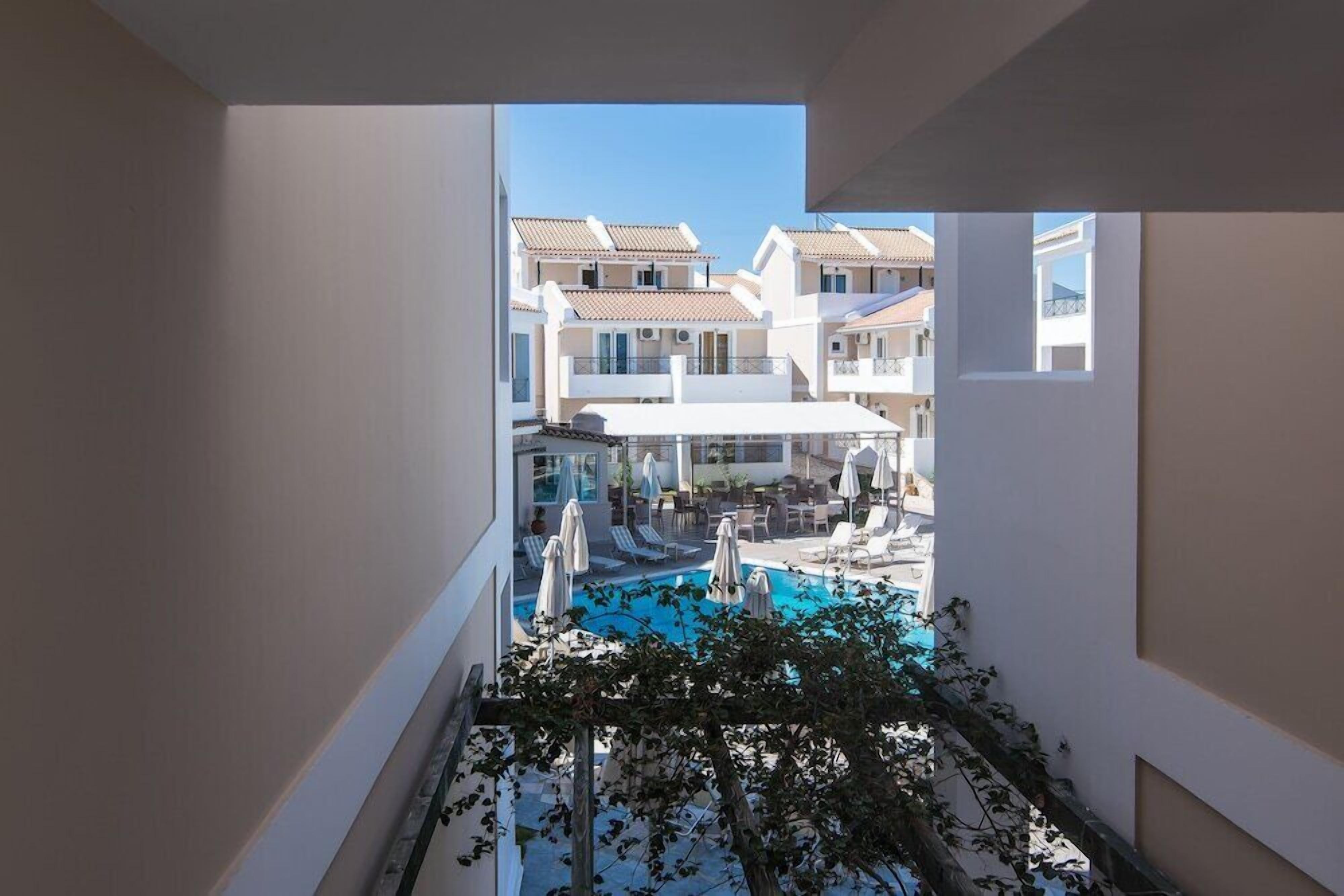 สระว่ายน้ำ