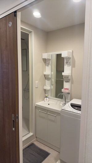 Douche, sèche-cheveux, bidet, serviettes fournies