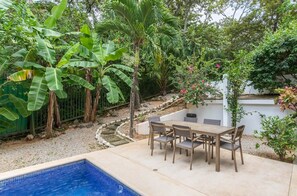 Outdoor dining - CASA LOS MONOS - WHERE NATURE MEETS COMFORT (Nosara)