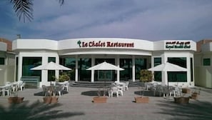 Outdoor dining - Royal Residence Resort (Umm al Quwain)