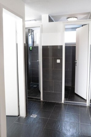 Bathroom - Station Hostel FOR Backpackers (Cologne)