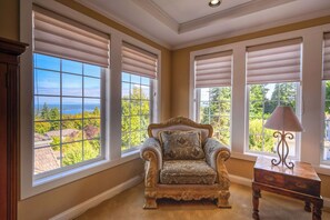 Living area - Lake View Estate by Newcastle Golf Club - Family & Pet Friendly (Issaquah)