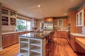 Private kitchen - Lake View Estate by Newcastle Golf Club - Family & Pet Friendly (Issaquah)