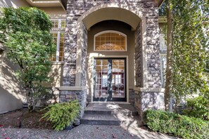 Exterior detail - Lake View Estate by Newcastle Golf Club - Family & Pet Friendly (Issaquah)