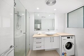 Bathroom - Chez Noosa Resort Motel (Sunshine Coast)