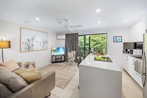 Living area - Chez Noosa Resort Motel (Sunshine Coast)