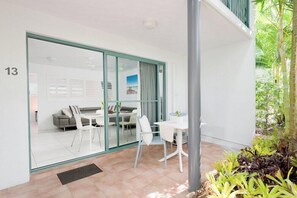 Outdoor dining - Chez Noosa Resort Motel (Sunshine Coast)