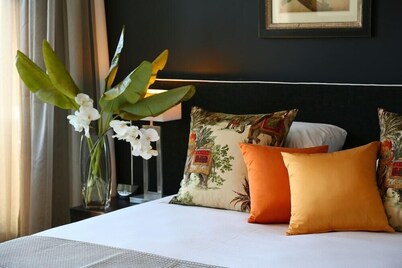 Springfield Lakes Hotel