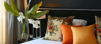 Springfield Lakes Hotel