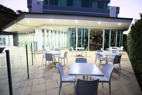 Outdoor dining - Springfield Lakes Hotel (Springfield Lakes)