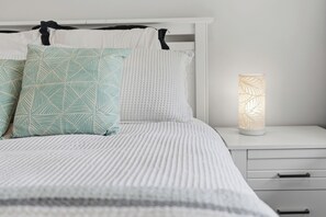 3 bedrooms, iron/ironing board, WiFi, bed sheets - Clay Cottage your close to town country escape. (Waimauku)