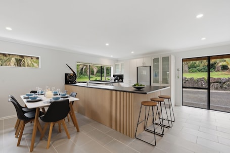 お食事. Clay Cottage your close to town country escape.