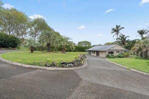 Property grounds - Clay Cottage your close to town country escape. (Waimauku)
