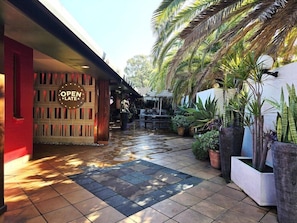Property grounds - El Toro Motor Inn (Sydney)