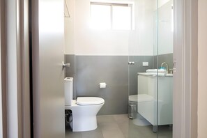 Bathroom - El Toro Motor Inn (Sydney)