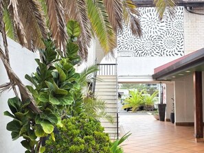 Exterior detail - El Toro Motor Inn (Sydney)