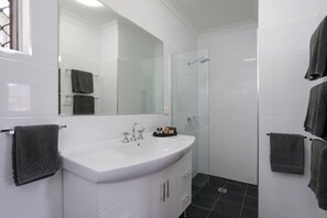 Bathroom - Cadman Motor INN Tamworth (Tamworth)