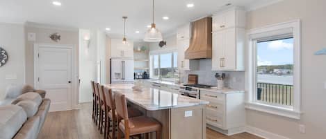 KĂŒhlschrank, Mikrowelle, Ofen, Herdplatte