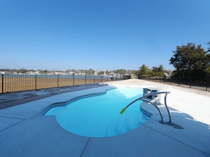 Lämmitetty uima-allas