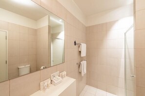 Bathroom - Mawson Lakes Hotel (Adelaide)