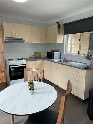 Private kitchen - Sydney Getaway Holiday Park (Sydney)