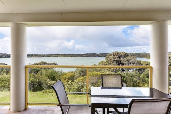 Outdoor dining - Lakeview Motel & Apartments (Robe)