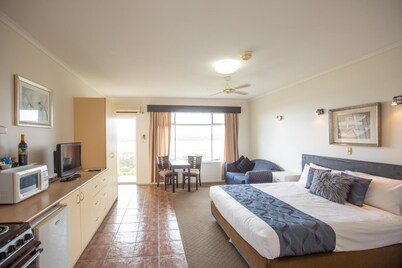 Lakeview Motel & Apartments