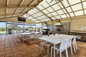Outdoor dining - Lakeview Motel & Apartments (Robe)