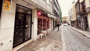 En smal brostensgade med bygninger langs begge sider.