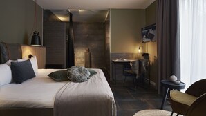 A modern hotel room with a bed, a desk, a chair, and a small table. - Best Western Plus Hotel Atlant (Genk)
