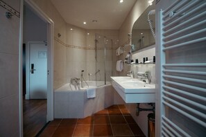 Bathroom - Grand Hotel De Draak And Residence Dagmara (Bergen op Zoom)