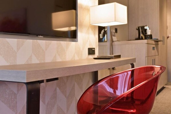 A modern kitchen area with a wooden countertop, a red chair, a lamp, and a coffee machine. - De Bilt - Utrecht (De Bilt)