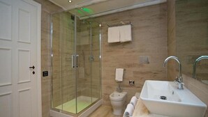 A modern bathroom with a glass-enclosed shower, a pedestal sink, and a bidet. - La Villa Del Re - Adults Only (Castiadas)