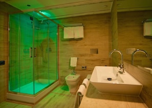 A modern bathroom with a glass-enclosed shower, a sink, and a toilet. - La Villa Del Re - Adults Only (Castiadas)