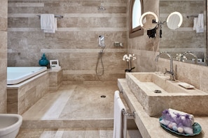 A modern bathroom with a bathtub, shower, and vanity with a sink. - La Villa Del Re - Adults Only (Castiadas)