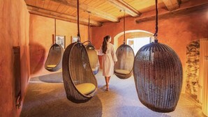 A room with hanging wicker chairs and a wooden ceiling. - Hotel Bagni Vecchi (Valdidentro)
