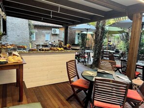 屋外ダイニングエリア