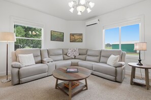 Smart TV, fireplace, books, offices - Relax at Stephens Legacy Farmhouse, a spacious 4BR retreat with valley and mountain views (Dayton)