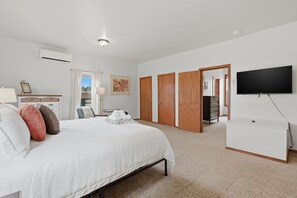 Desk, iron/ironing board, travel cot, free WiFi - Relax at Stephens Legacy Farmhouse, a spacious 4BR retreat with valley and mountain views (Dayton)