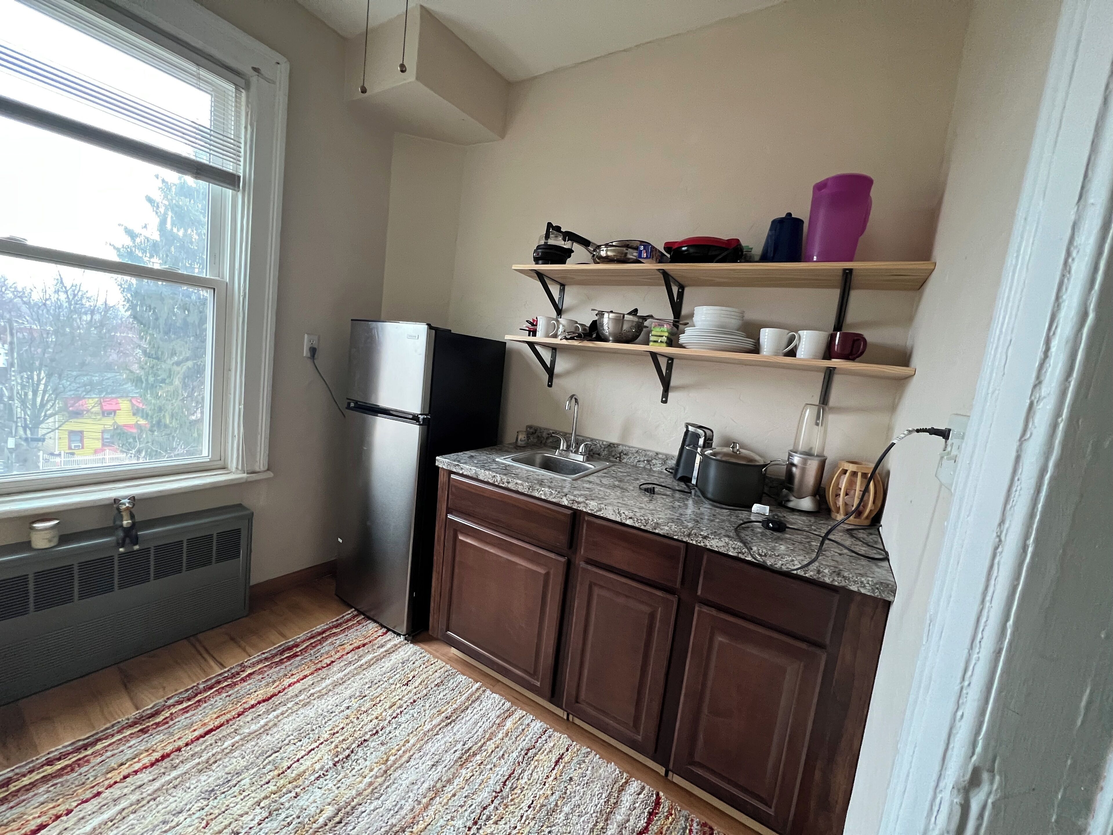 Kjøleskap, mikrobølgeovn, kaffetrakter/tekoker og kjøkkenutstyr