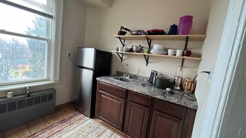 Kjøleskap, mikrobølgeovn, kaffetrakter/tekoker og kjøkkenutstyr