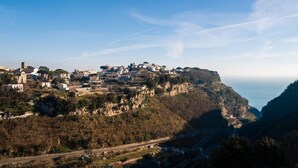 A coastal town with buildings on a hillside overlooking the sea. - Albergo La Margherita (Scala)