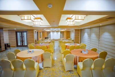 Efcee Sarovar Portico