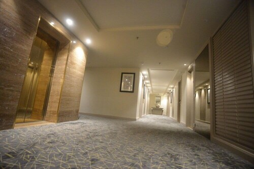 Efcee Sarovar Portico